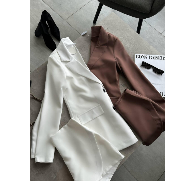 Women's classic 2-piece suit in the style of "Old Money" Luxurious
