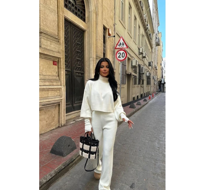 Женский костюм двойка на каждый день укороченный свитер и клешеные штанишки