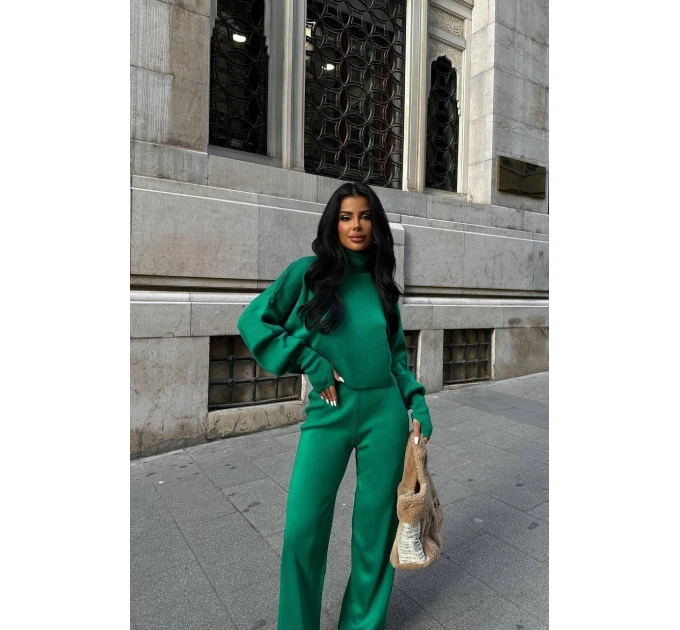 Женский костюм двойка на каждый день укороченный свитер и клешеные штанишки