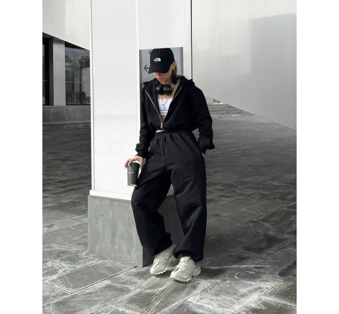 Stylish women's loose-fitting tracksuit in various colors