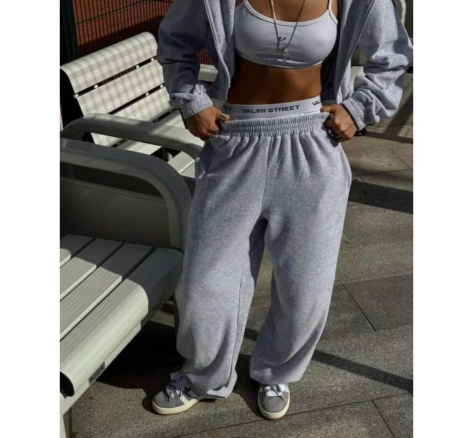 Stylish women's loose-fitting tracksuit in various colors