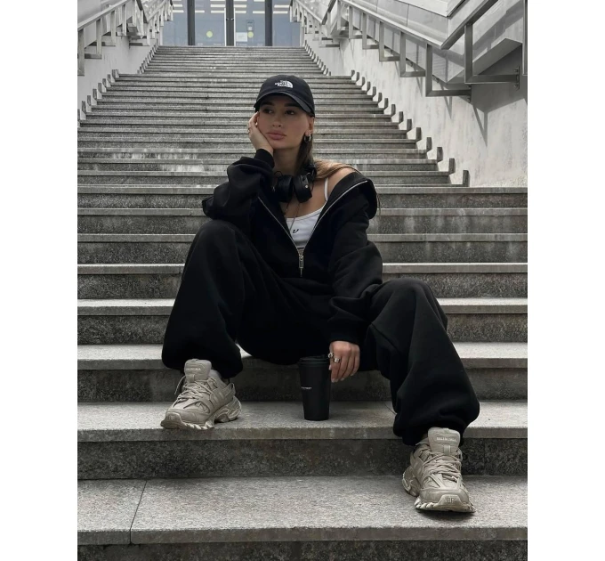 Stylish women's loose-fitting tracksuit in various colors