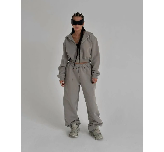 Stylish women's loose-fitting tracksuit in various colors