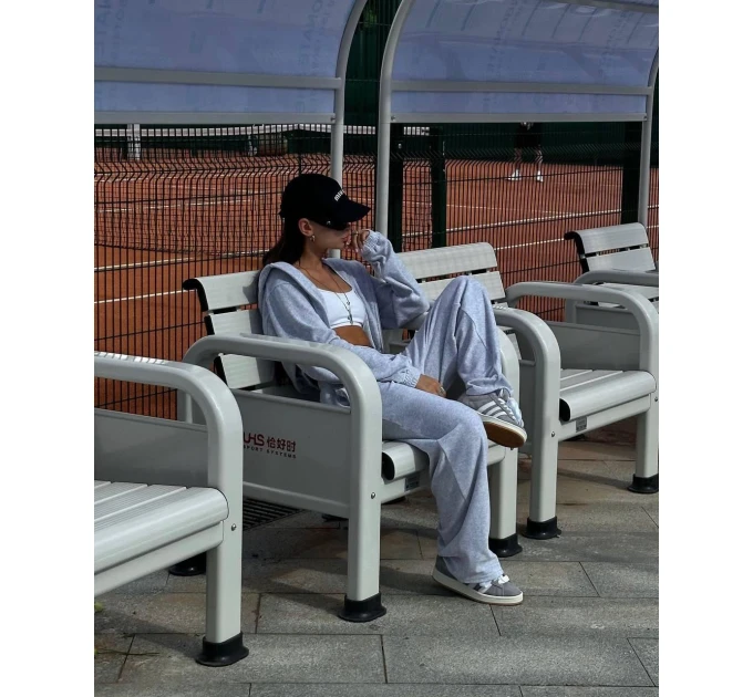 Stylish women's loose-fitting tracksuit in various colors