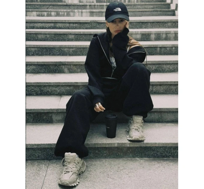 Stylish women's loose-fitting tracksuit in various colors