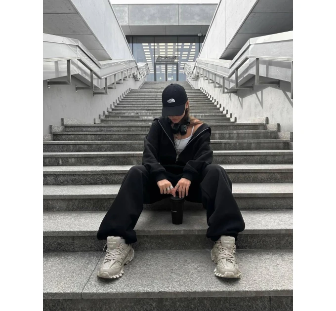 Stylish women's loose-fitting tracksuit in various colors