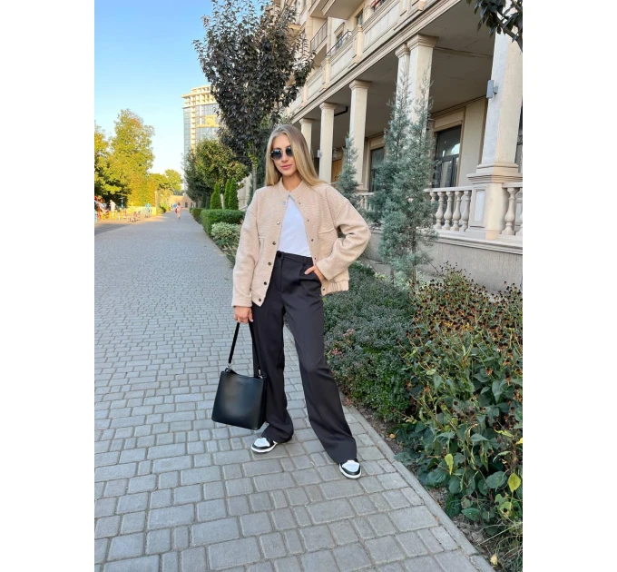 An incredibly cool women's bomber jacket made of trendy soft fabric in basic autumn colors!